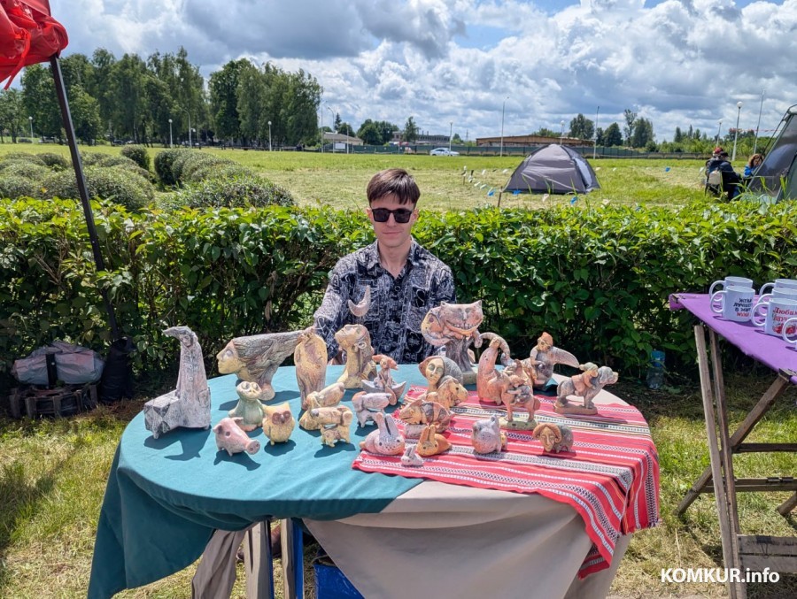28.06.2025. Бобруйск. В рамках празднования Дня города у ледового дворца проходит традиционная выставка-ярмарка народного творчества мастеров ДПИ.