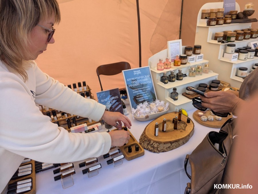 28.06.2025. Бобруйск. В рамках празднования Дня города у ледового дворца проходит традиционная выставка-ярмарка народного творчества мастеров ДПИ.