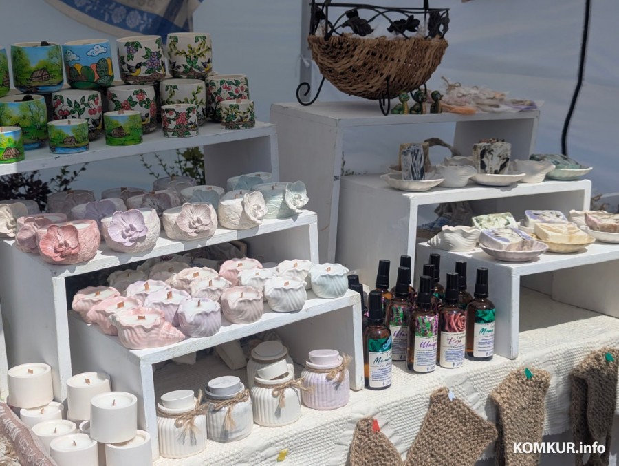 28.06.2025. Бобруйск. В рамках празднования Дня города у ледового дворца проходит традиционная выставка-ярмарка народного творчества мастеров ДПИ.