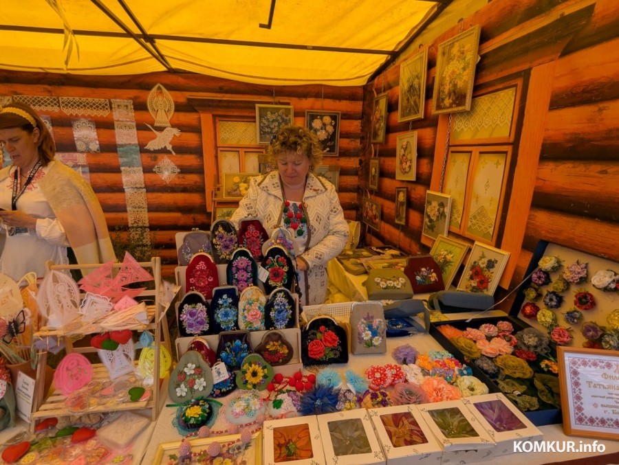 28.06.2025. Бобруйск. В рамках празднования Дня города у ледового дворца проходит традиционная выставка-ярмарка народного творчества мастеров ДПИ.