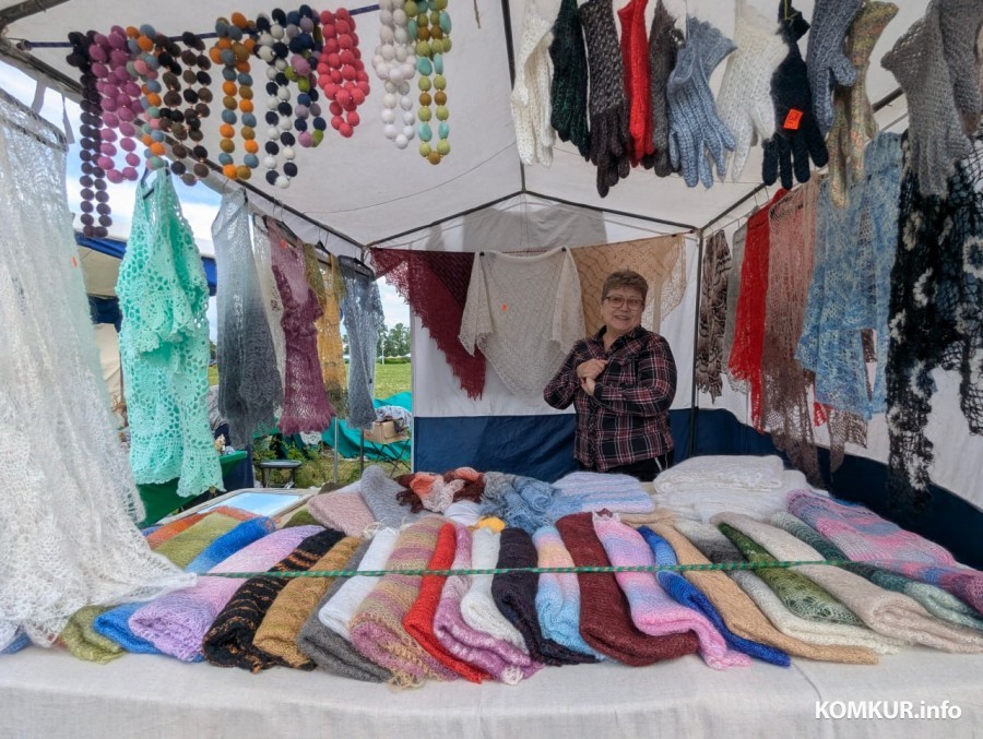 28.06.2025. Бобруйск. В рамках празднования Дня города у ледового дворца проходит традиционная выставка-ярмарка народного творчества мастеров ДПИ.