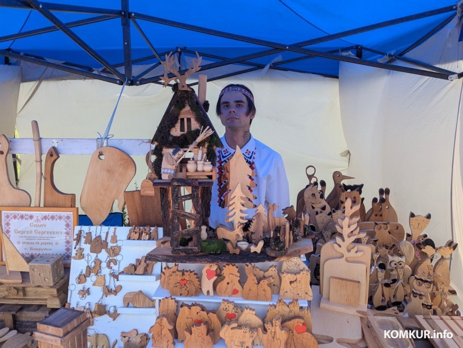 28.06.2025. Бобруйск. В рамках празднования Дня города у ледового дворца проходит традиционная выставка-ярмарка народного творчества мастеров ДПИ.