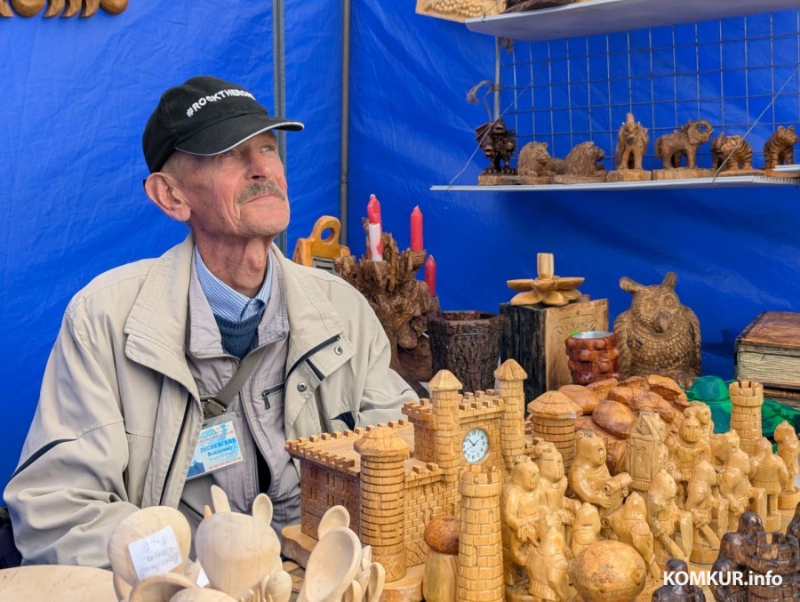 28.06.2025. Бобруйск. В рамках празднования Дня города у ледового дворца проходит традиционная выставка-ярмарка народного творчества мастеров ДПИ.
