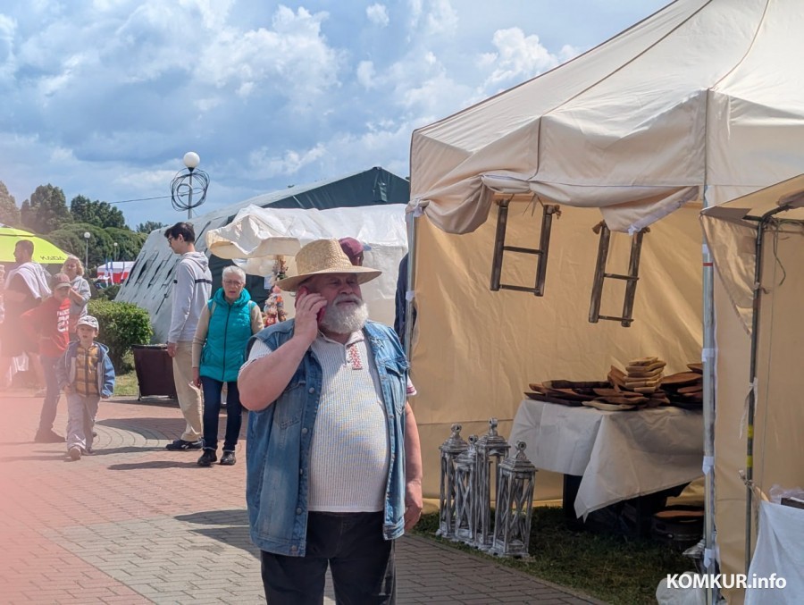 28.06.2025. Бобруйск. В рамках празднования Дня города у ледового дворца проходит традиционная выставка-ярмарка народного творчества мастеров ДПИ.