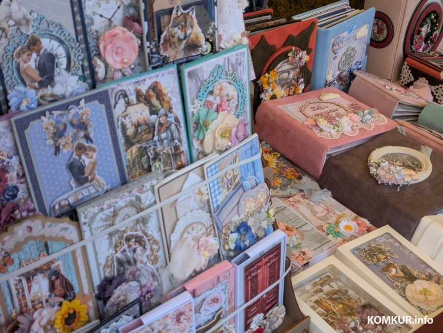 28.06.2025. Бобруйск. В рамках празднования Дня города у ледового дворца проходит традиционная выставка-ярмарка народного творчества мастеров ДПИ.