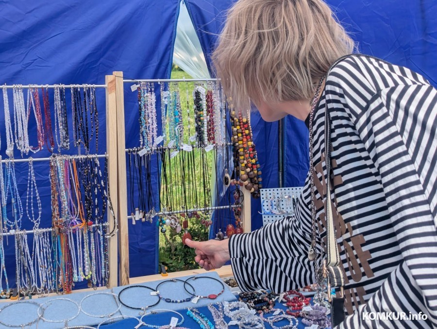 28.06.2025. Бобруйск. В рамках празднования Дня города у ледового дворца проходит традиционная выставка-ярмарка народного творчества мастеров ДПИ.