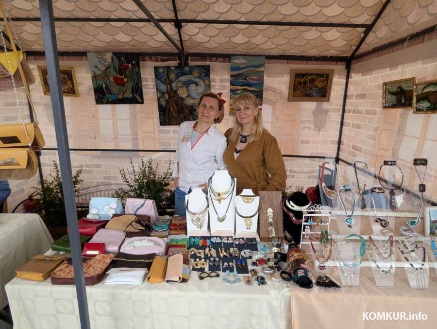 28.06.2025. Бобруйск. В рамках празднования Дня города у ледового дворца проходит традиционная выставка-ярмарка народного творчества мастеров ДПИ.