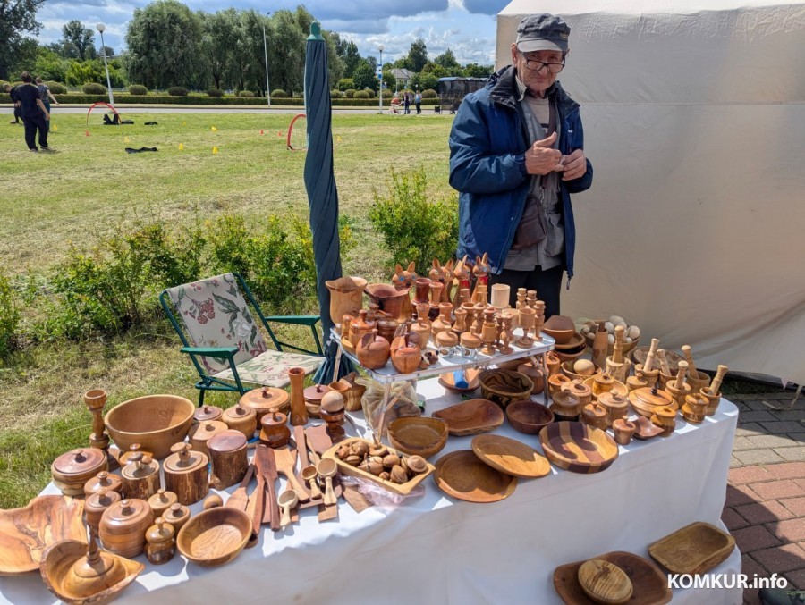 28.06.2025. Бобруйск. В рамках празднования Дня города у ледового дворца проходит традиционная выставка-ярмарка народного творчества мастеров ДПИ.