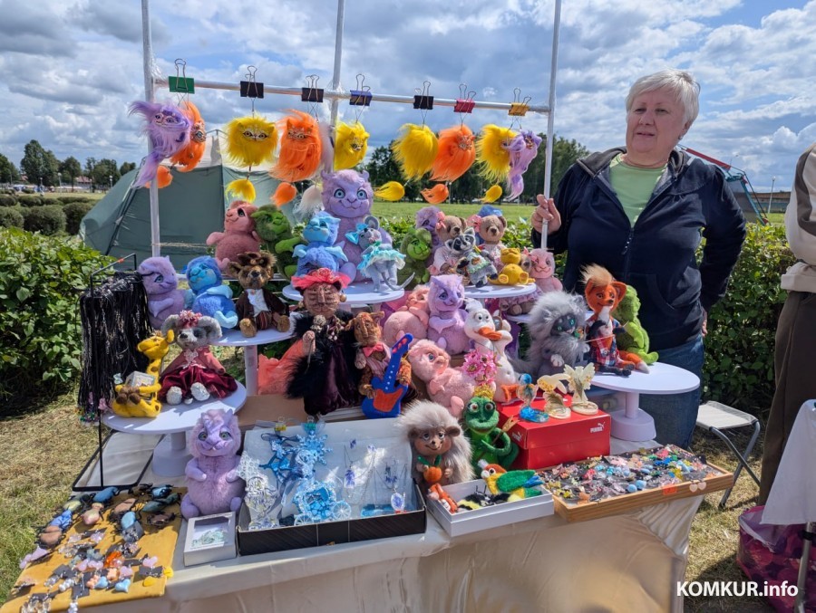 28.06.2025. Бобруйск. В рамках празднования Дня города у ледового дворца проходит традиционная выставка-ярмарка народного творчества мастеров ДПИ.