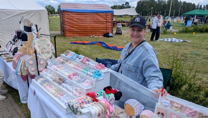 Пуховые платки, шкатулки-книги, авторские украшения. Смотрите, что можно купить в «Городе мастеров»