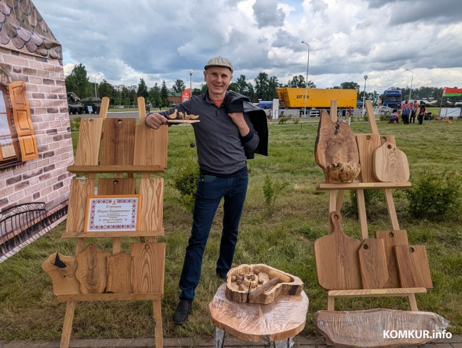 28.06.2025. Бобруйск. В рамках празднования Дня города у ледового дворца проходит традиционная выставка-ярмарка народного творчества мастеров ДПИ.