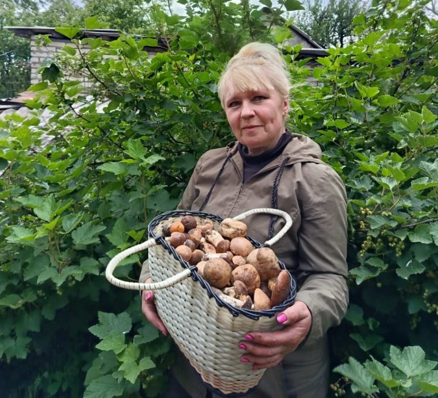 Антонина Соколова с грибами.