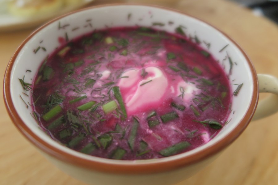 Июнь 2025 г. Могилев, ул.Симонова, ресторан «Санта Мария». Холодник по-могилёвски с хрустящими овощами и сметаной.