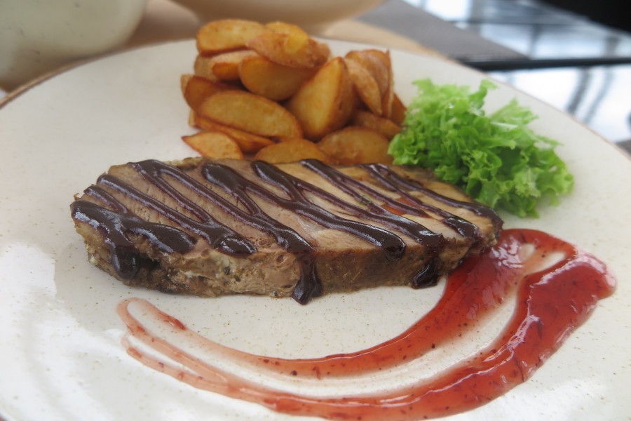 Июнь 2025 г. Могилев, ул.Симонова, ресторан «Санта Мария». Томленая свинина с брусничным соусом с картофелем из печи на гарнир.