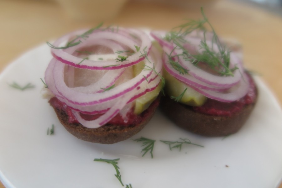 Июнь 2025 г. Могилев, ул.Симонова, ресторан «Санта Мария». Брускетты на бородинском хлебе с салом.