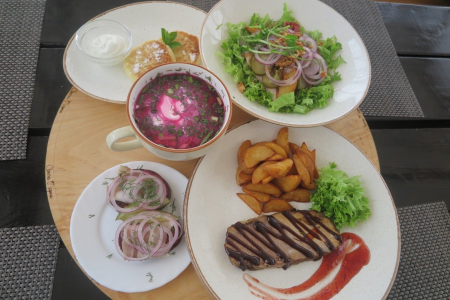 Июнь 2025 г. Могилев, ул.Симонова. В ресторане «Санта Мария» к этому фестивалю еды подготовили сет из блюд белорусской кухни.