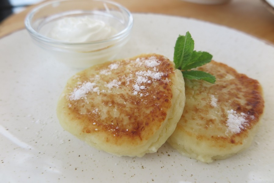 Июнь 2025 г. Могилев, ул.Симонова, ресторан «Санта Мария». Запеченные творожные сырники с кремом из сметаны .