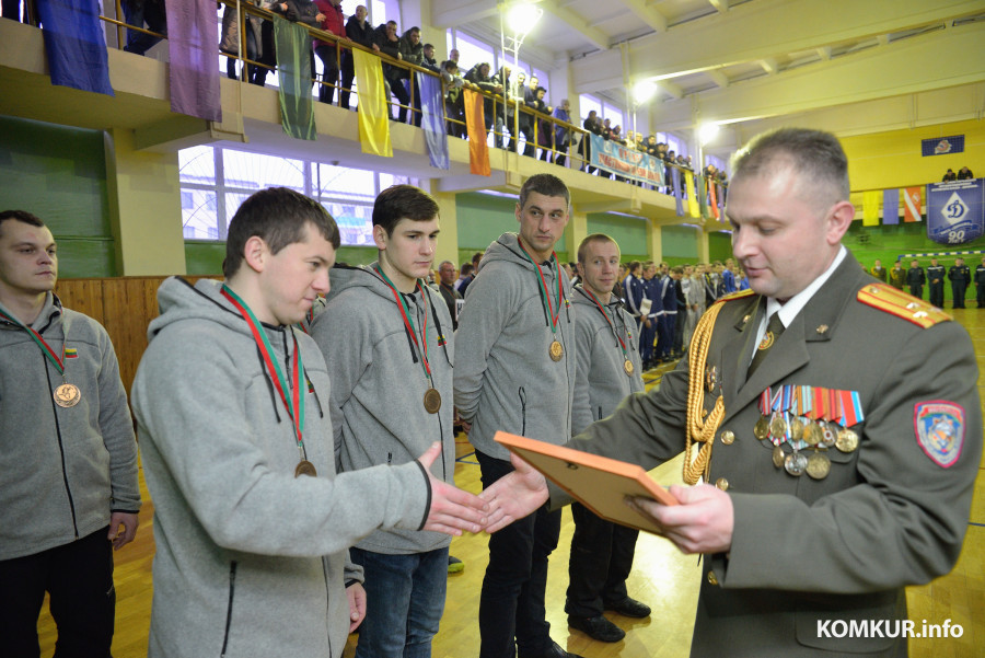 23.01.2016, Бобруйск. Награждение победителей XIII ежегодного открытого турнира на Кубок председателя Бобруйского городского исполнительного комитета среди пожарных-спасателей. Начальник БГРОЧС Андрей Бабин награждает команду г.Вильнюса (Литва), занявшую III место в соревнованиях по мини-футболу.