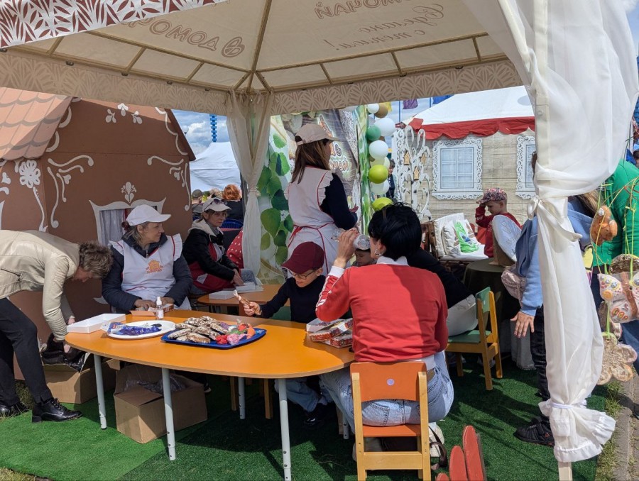 28.06.2025. Бобруйск. Праздничные гуляния у ледового дворца.