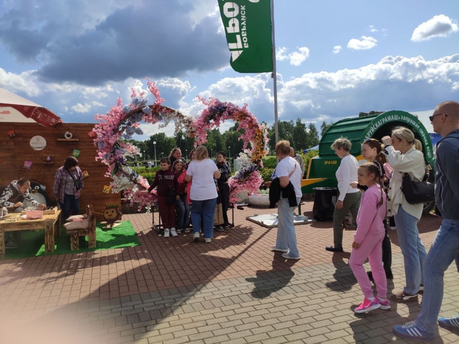 28.06.2025. Бобруйск. Праздничные гуляния у ледового дворца.