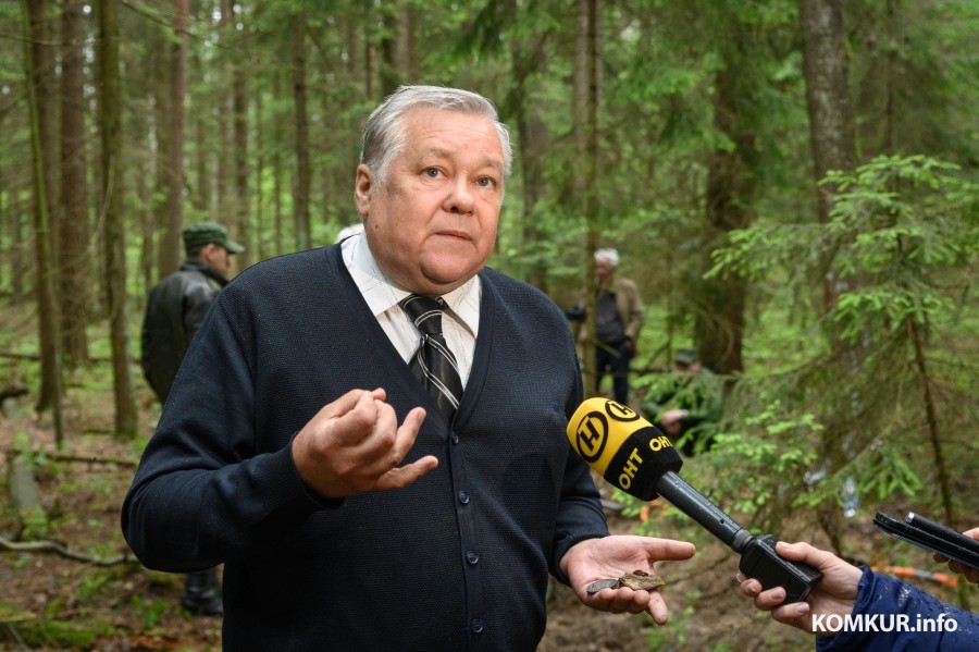 03.06.2025. Кировский район, Могилёвская область, Беларусь. Поисковая экспедиция «Бобруйский котел» Могилевского областного историко-патриотического поискового клуба «Виккру». Директор государственного музея истории Вооруженных сил Республики Беларусь Сергей Азаронок.