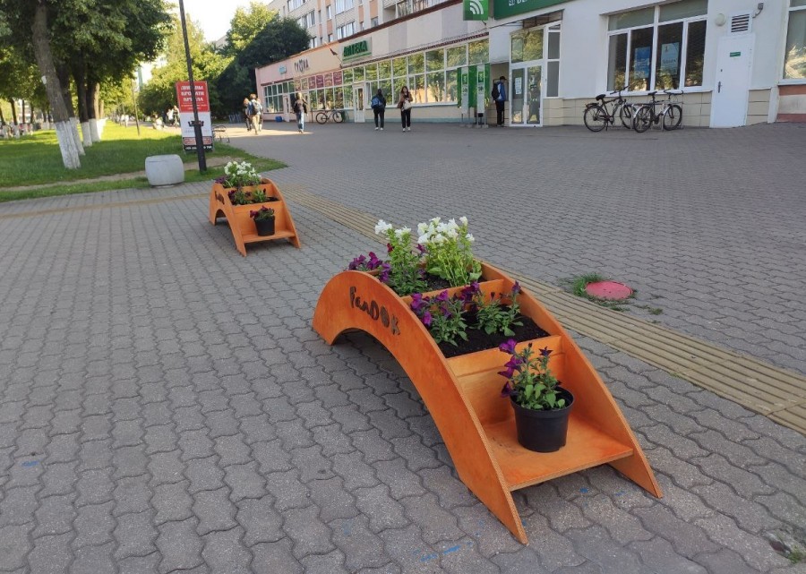 Бобруйск, 26 июня 2025 года. Оригинальные деревянные цветочницы появились на улице Минской.