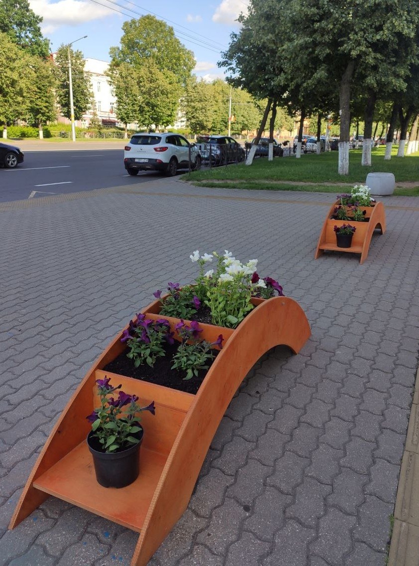 Бобруйск, 26 июня 2025 года. Оригинальные деревянные цветочницы появились на улице Минской.