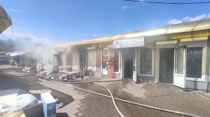 Пожар на рынке в Орше: сгорели четыре павильона (видео)