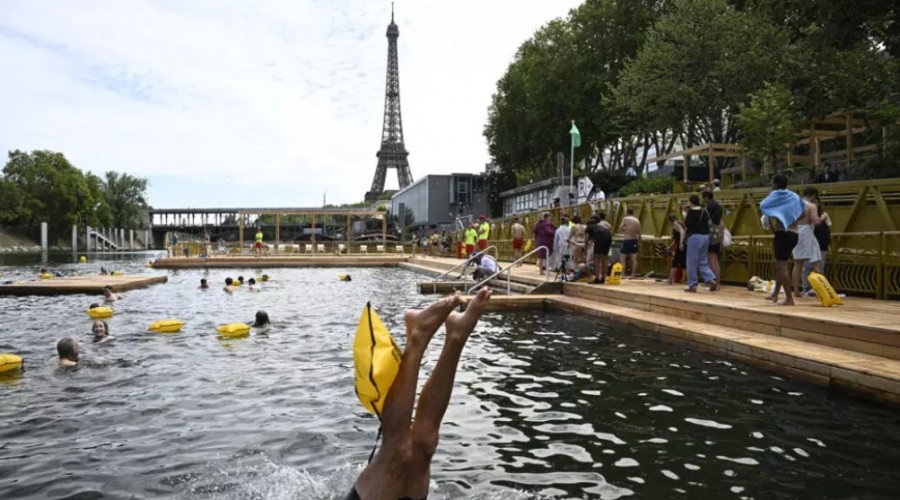 В Париже впервые за сто лет разрешили купаться в Сене