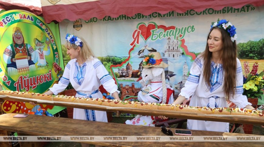 Трехметровый хот-дог приготовили на фестивале народного юмора в Гомельской области. Фотофакт