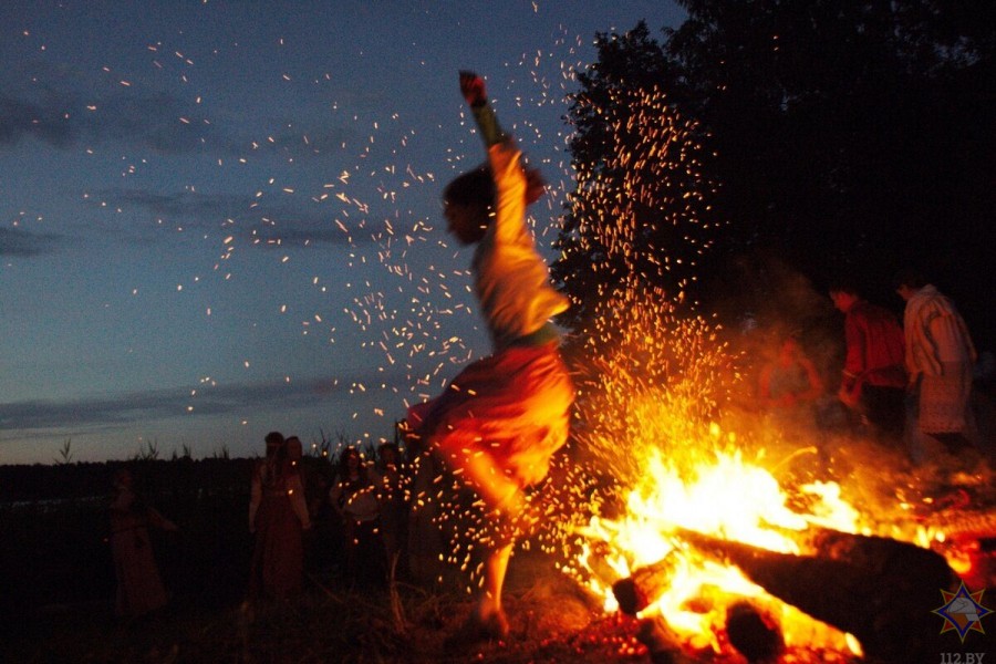 Безопасное Купалье: МЧС предостерегает от купаний и прыжков через огонь в нетрезвом состоянии