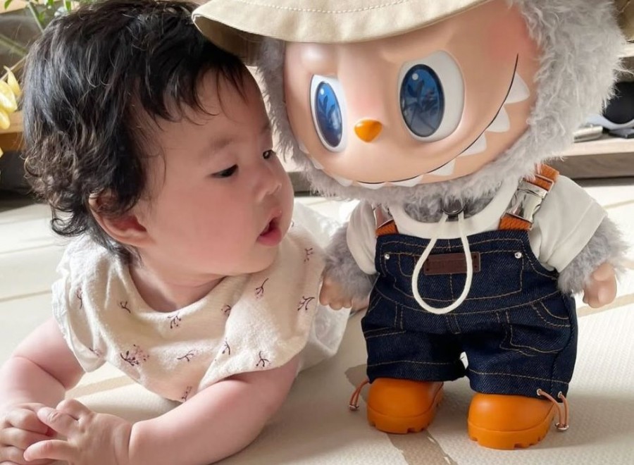 Играя с монстриком, ребенок перестает бояться чего-то еще. Фото со страницы kasinglung в Instagram.