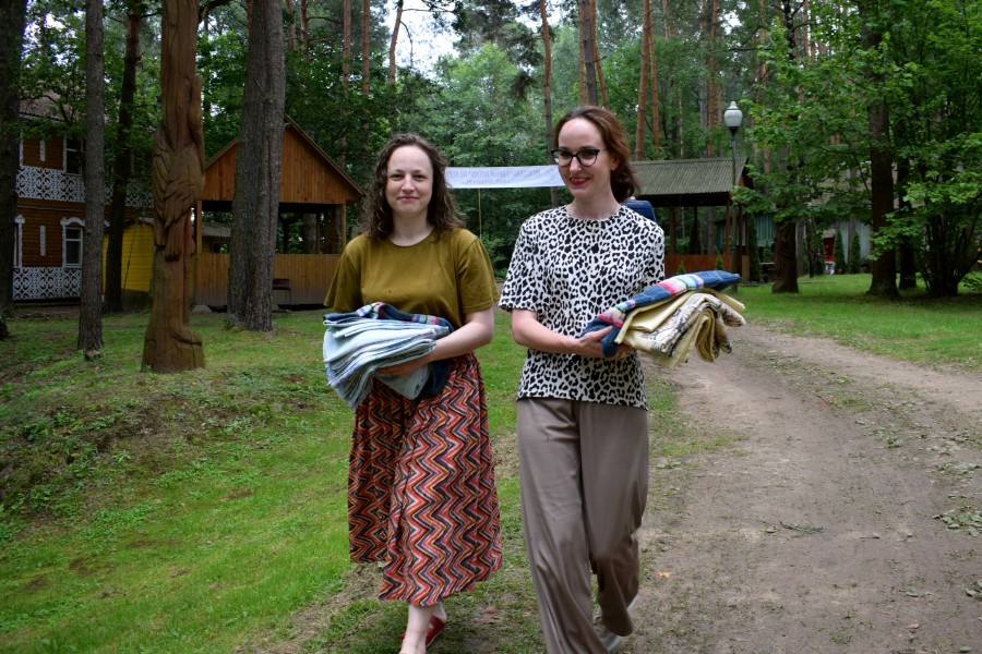 19-й международный пленэр по керамике «Арт-Жыжаль». Анна Марамыгина (Москва) и Тамара Перепелкина (Хабаровск) заселяются в домики базы отдыха «Вербки».