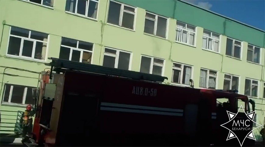 На бобруйском предприятии горело бытовое помещение: эвакуировали трех человек. Видео