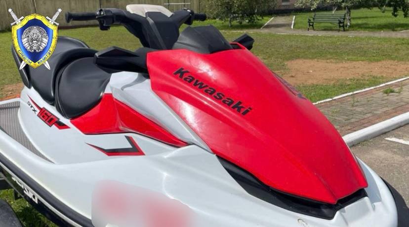 33-летний местный житель буксировал тюбинг с пассажирами и допустил столкновение с пирсом. Фото: СК.