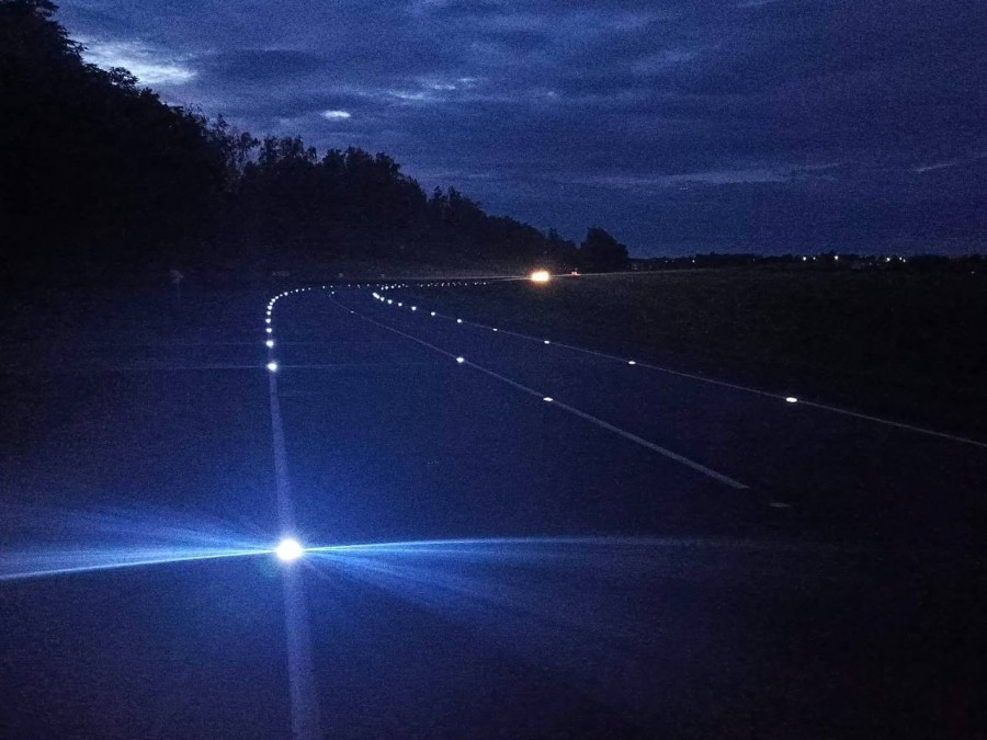 На 8-м километре автодороги Р39 Рогачев – Жлобин завершена установка светодиодных светильников, интегрированных прямо в дорожное покрытие. Фото: ГАИ Гомельской области.