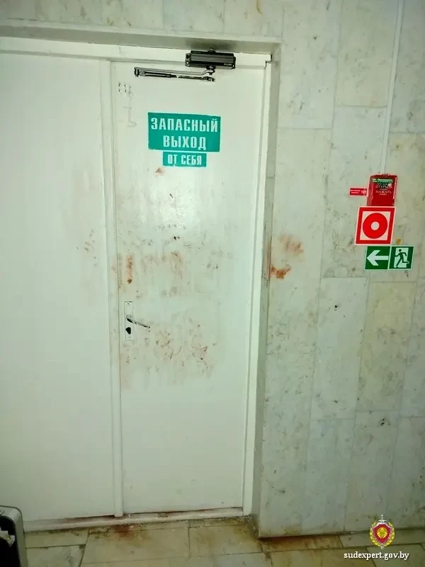 Эксперт-криминалист выявил и изъял несколько следов рук на двери гардероба и стене коридора.