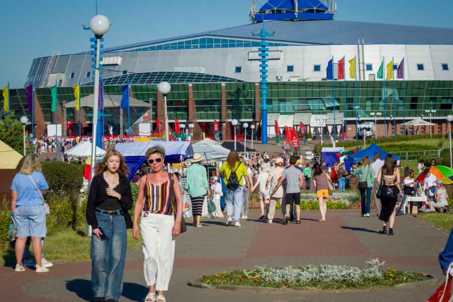 Праздничные гулянья у Ледового в День Независимости. Наш фоторепортаж
