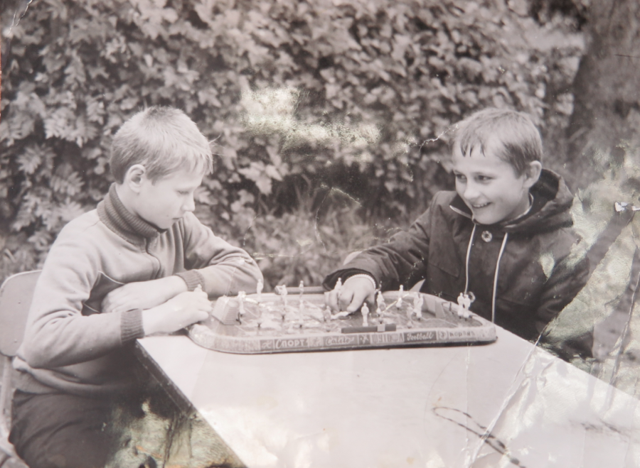 1970-е гг. Могилев. Маленький Саша (справа) играет с другом в настольный футбол.