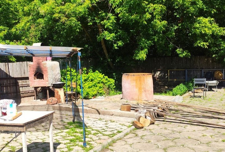 3 июля 2025 года. на территории кафе «Пристань у Артура».Печь для приготовления пиццы.