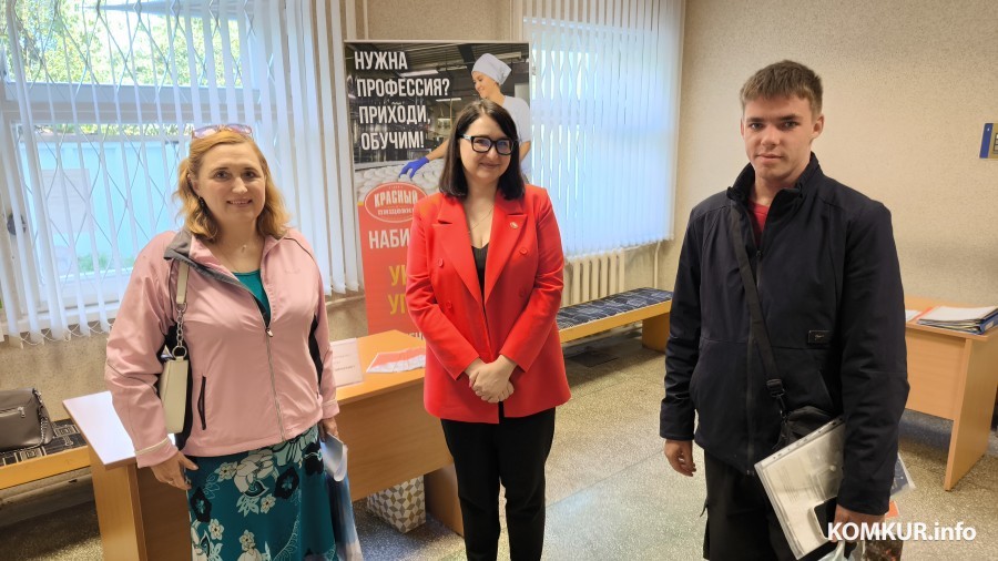 1.08.2025. Бобруйск. День предприятия «Красный пищевик» в Управлении по труду, занятости и социальной защите Бобруйского горисполкома. Слева направо: специалист по социальной работе центра социального обслуживания Бобруйского района Ирина Юшкевич, менеджер по персоналу «Красного пищевика» Елена Приходько, Геннадий Головач.