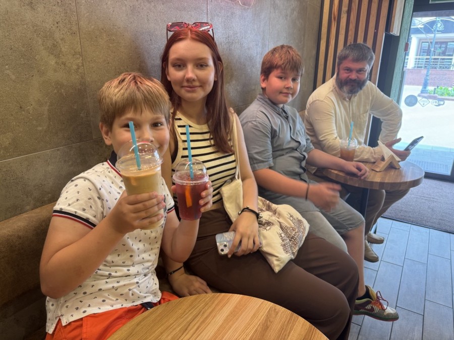 Отец Виктор с детьми.