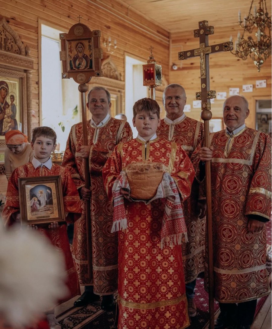 Храм святого пророка Илии в 6-м микрорайоне Младшие сыновья помогают отцу в храме. На втором плане: уважаемые люди нашего города, руководители предприятий Сергей Бакун, Александр Преснецов и Теймураз Бочоришвили.