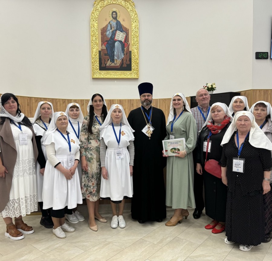 Отец Виктор, матушка Мария и сестры.