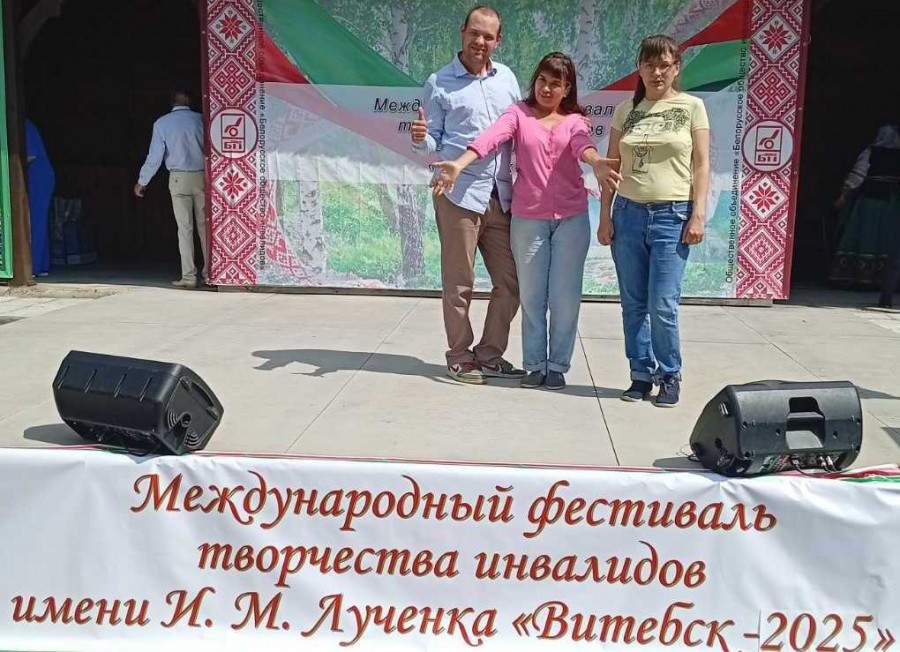 Елена Вересова с дочерью Алисой и Вадимом Козыревским на фестивале в Витебске.