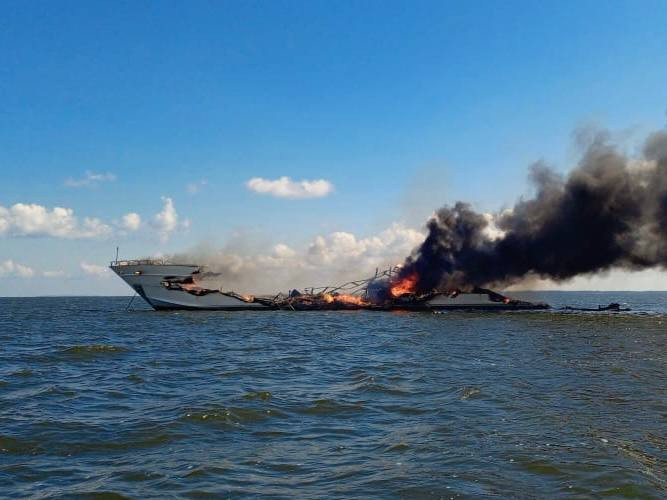 Судно сгорело на Волге в Саратовской области России 