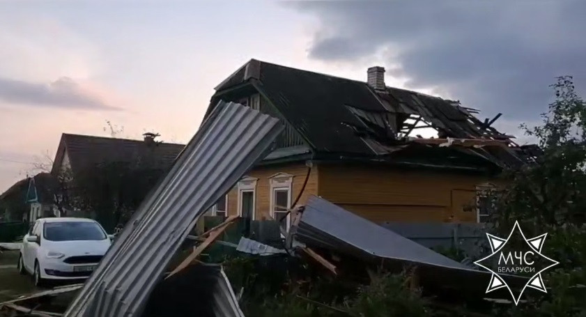 Последствия непогоды в Могилевской и Брестской областях: повреждены кровли домов, упали деревья