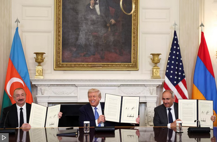 Армения и Азербайджан подписали в США декларацию о прекращении боевых действий