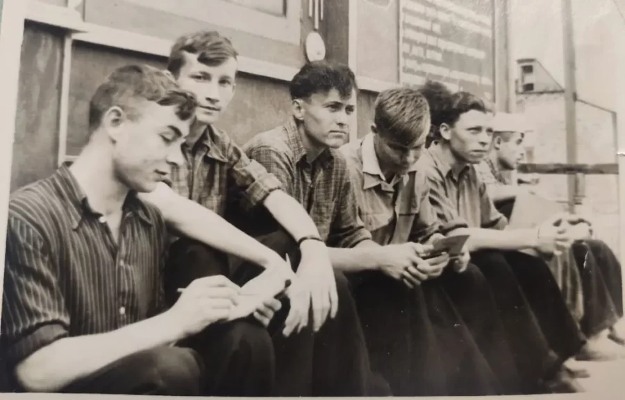 Студенческие годы. Артур Ревяко третий слева.