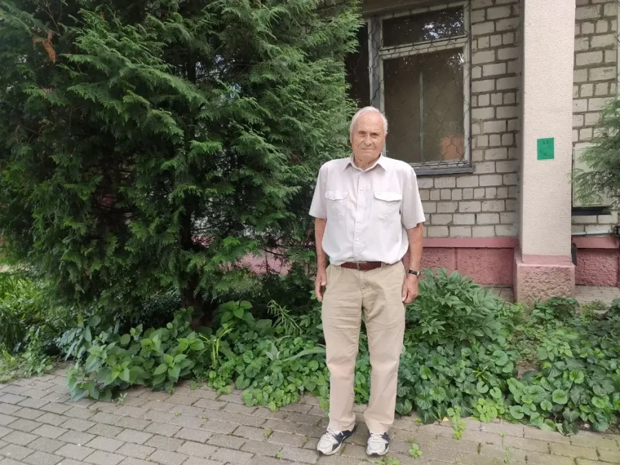 5.08.2025 г. Артур Александрович Ревяко у своего дома на ул. Социалистической.